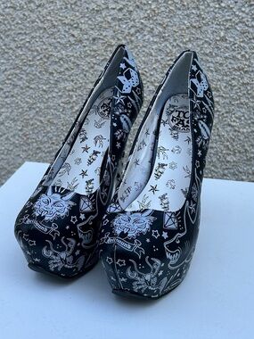 Tat Mega Heels Graphic Print Platform Pumps